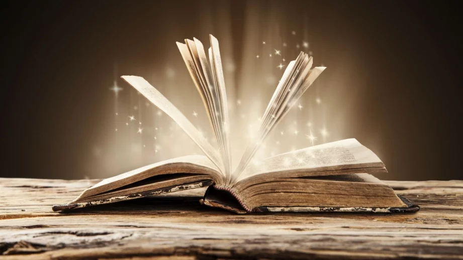 Открытая книга, излучающая свет, символ знаний и мудрости о массаже и целительстве