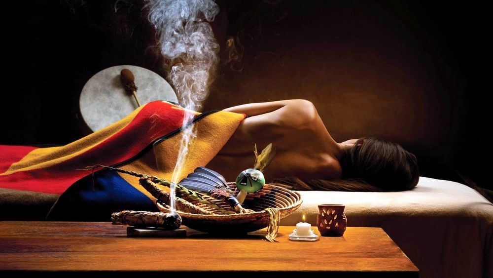 Energetic back massage in an atmosphere of complete relaxation and harmony